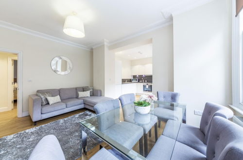 Photo 23 - Bright 3 Bedroom Apartment in Hammersmith