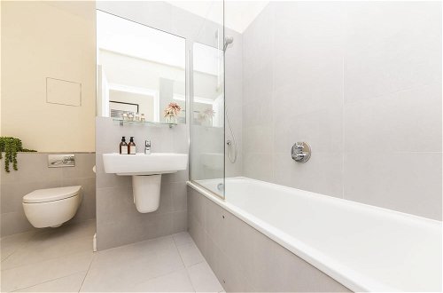 Photo 20 - Bright 3 Bedroom Apartment in Hammersmith