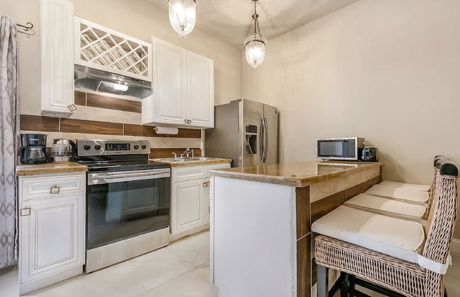 2BD Spacious condo Steps from ST Charles - Photo 5