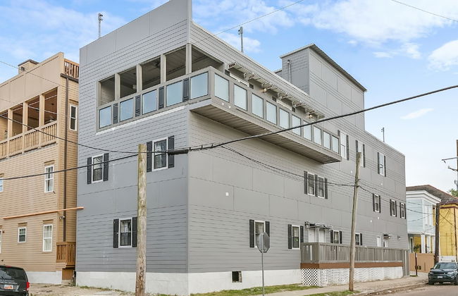 2BD Spacious condo Steps from ST Charles - Photo 12