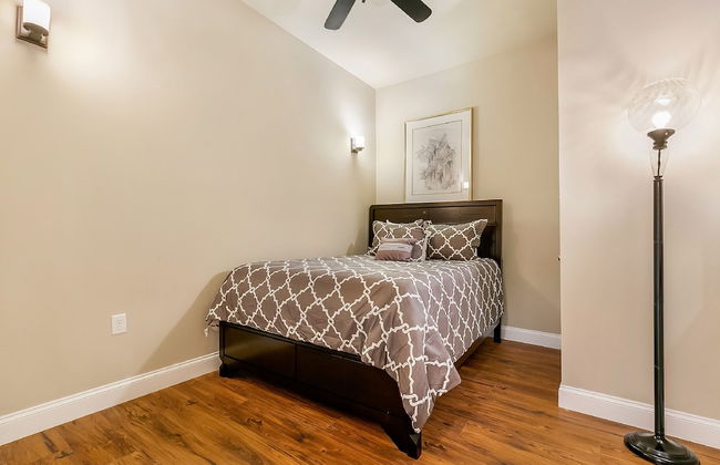 2BD Spacious condo Steps from ST Charles - Photo 3