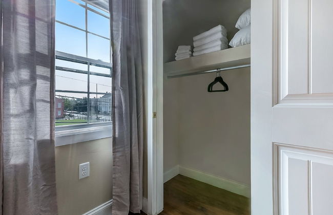 2BD Spacious condo Steps from ST Charles - Photo 8