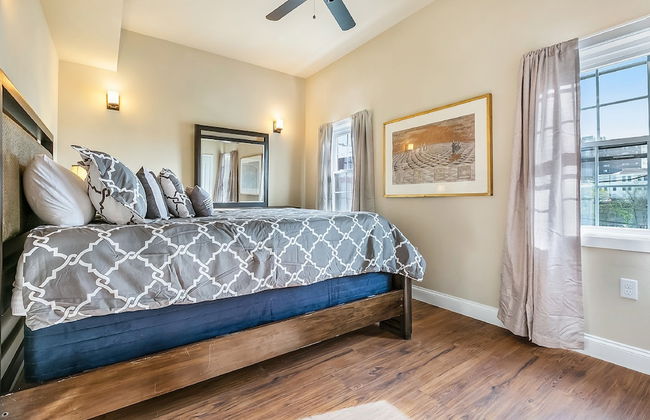 2BD Spacious condo Steps from ST Charles - Photo 2
