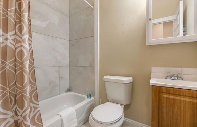 2BD Spacious condo Steps from ST Charles - Photo 9