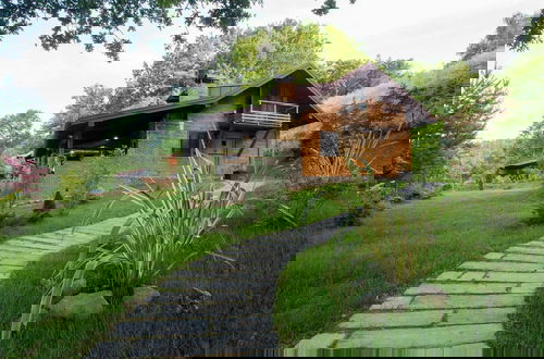 Foto 26 - Amazing Chalet with Private Garden, Hot Tub, Sauna, Great Location by the River