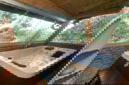 Foto 18 - Amazing Chalet with Private Garden, Hot Tub, Sauna, Great Location by the River