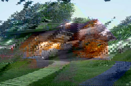 Foto 1 - Amazing Chalet with Private Garden, Hot Tub, Sauna, Great Location by the River