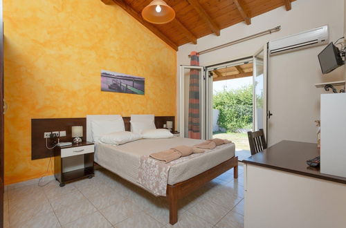 Photo 4 - Villa Popi Large Private Pool Walk to Beach A C Wifi - 2820