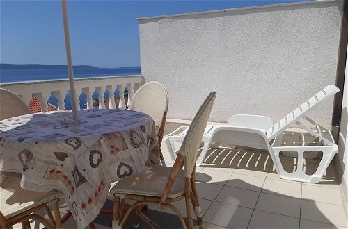 Photo 8 - Sea-view Holiday Home in Okrug Gornji With Balcony