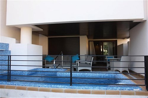 Photo 11 - Beach Apartment with Private Pool