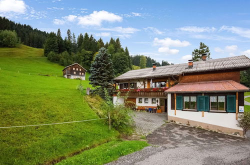 Foto 1 - Vintage Holiday Home in Vorarlberg Near Ski Area