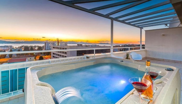 Photo 1 - Sunset Penthouse Apartment with Hot Tub