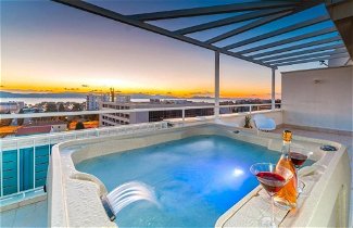 Foto 1 - Sunset Penthouse Apartment with Hot Tub