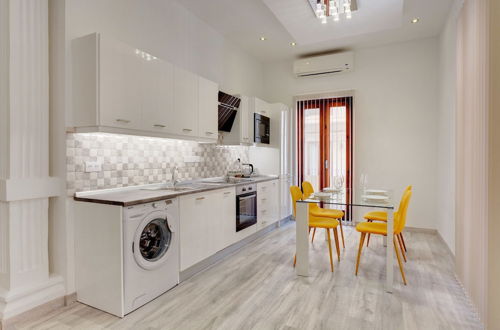 Photo 6 - Stylish 2 Bedroom Apartment in an Amazing Location