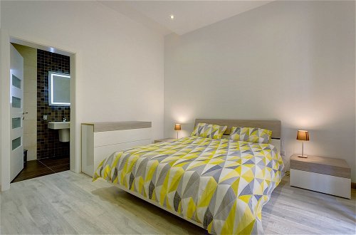 Photo 3 - Stylish 2 Bedroom Apartment in an Amazing Location
