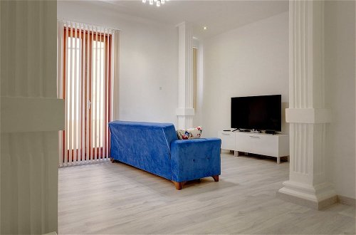 Photo 2 - Stylish 2 Bedroom Apartment in an Amazing Location