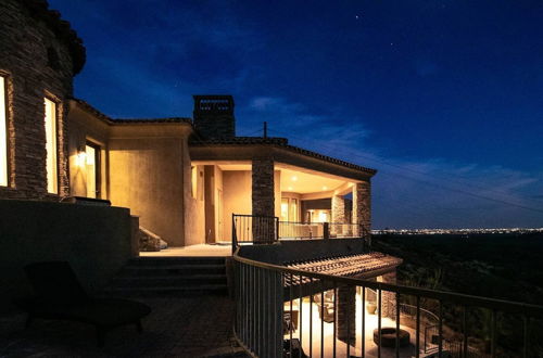 Foto 52 - Breathtaking Views From This Hillside Masterpiece