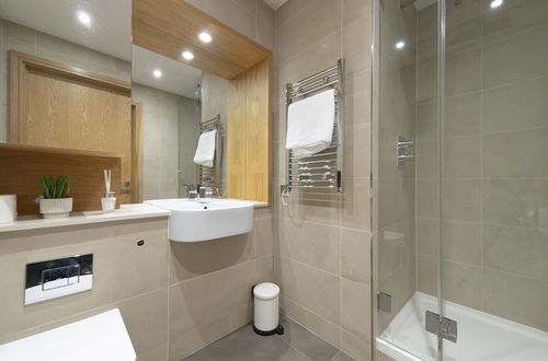 Photo 13 - Lovely 2-bed Luxury Apartment in City of London