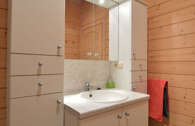 Peaceful Chalet Retreat - Photo 9