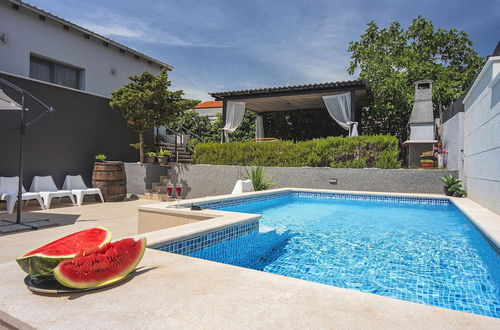 Photo 10 - Holiday Home in Liznjan With Private Pool