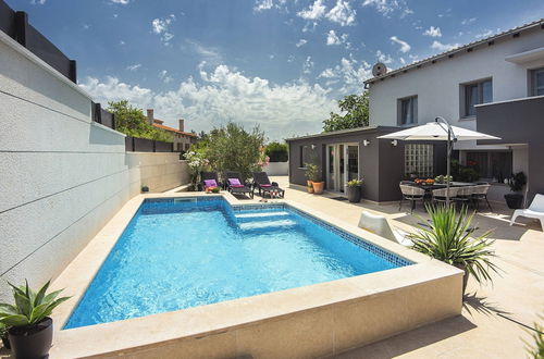 Photo 12 - Holiday Home in Liznjan With Private Pool