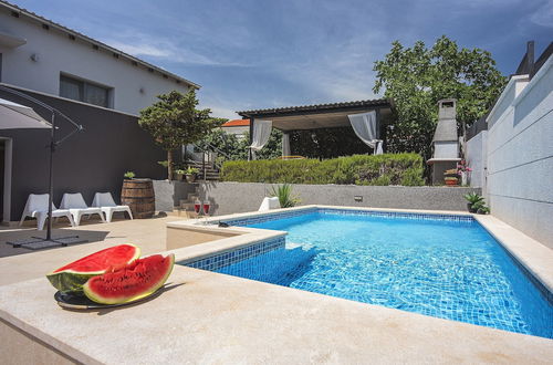 Photo 14 - Holiday Home in Liznjan With Private Pool