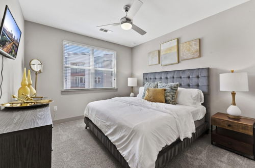 Photo 2 - Elegant 1BR King Suite Close to DT w Fast Wifi