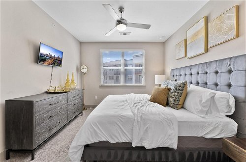 Photo 8 - Elegant 1BR King Suite Close to DT w Fast Wifi