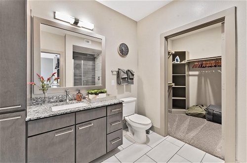 Photo 7 - Elegant 1BR King Suite Close to DT w Fast Wifi
