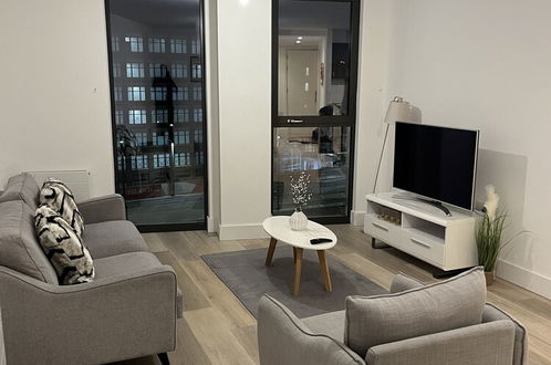 Foto 1 - Brand New 2 Bedroom Near Olympic Stadium