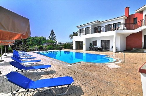 Photo 33 - Impressive Large Villa Huge Heated Pool Garden