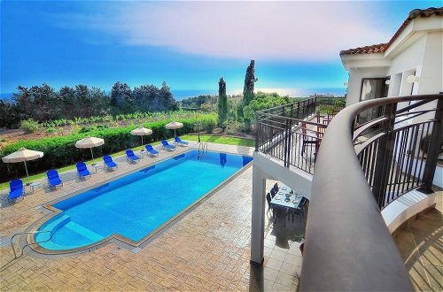 Foto 37 - Impressive Large Villa Huge Heated Pool Garden