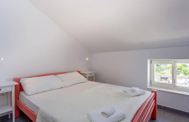 Impeccable 4-bed Apartment in Osor - Photo 3