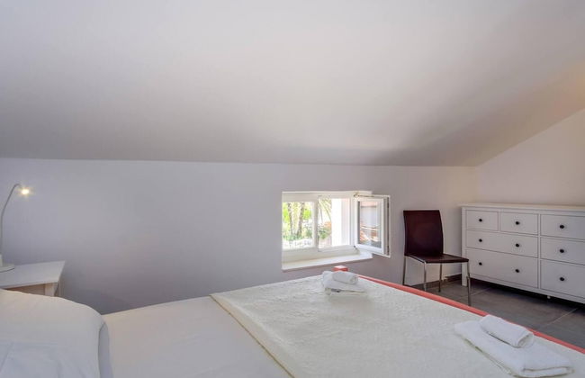 Impeccable 4-bed Apartment in Osor - Photo 8
