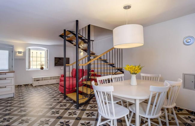Impeccable 4-bed Apartment in Osor - Photo 15