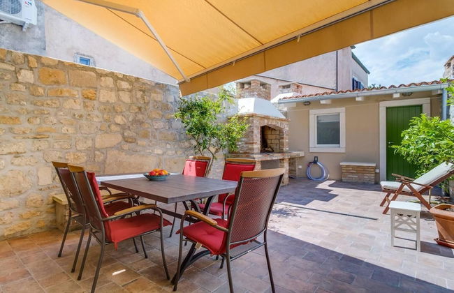 Impeccable 4-bed Apartment in Osor - Photo 20