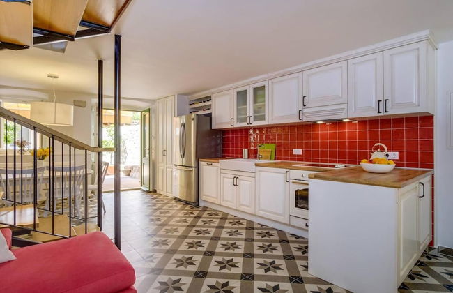 Impeccable 4-bed Apartment in Osor - Photo 9