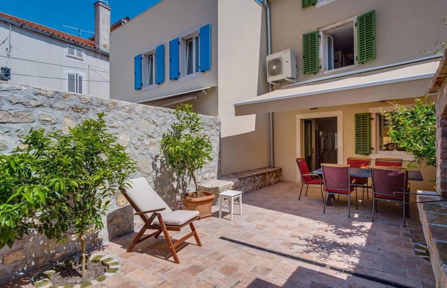 Impeccable 4-bed Apartment in Osor - Photo 23