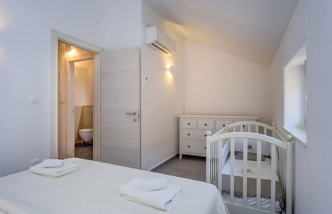 Impeccable 4-bed Apartment in Osor - Photo 6