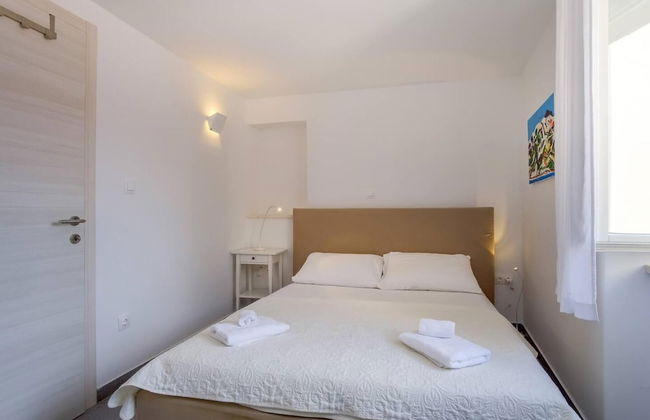 Impeccable 4-bed Apartment in Osor - Photo 4