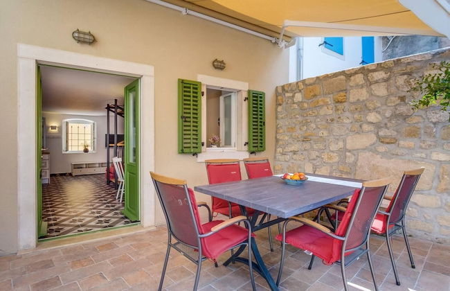Impeccable 4-bed Apartment in Osor - Photo 19
