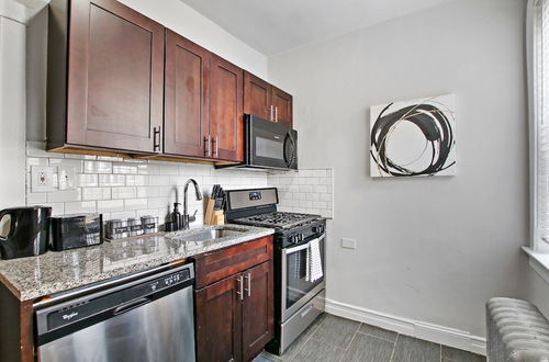 Photo 11 - Modern & Stylish 3BR Apt in Rogers Park