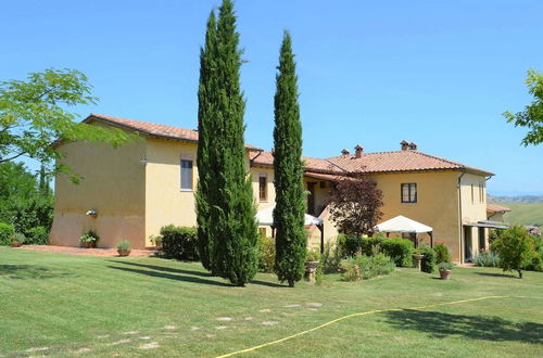 Photo 23 - Cozy Apartment Near Asciano With Shared Swimming Pool