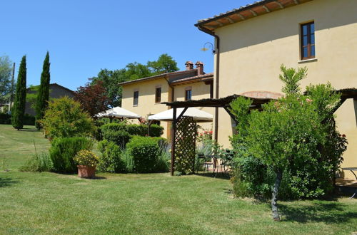 Foto 5 - Cozy Apartment Near Asciano With Shared Swimming Pool