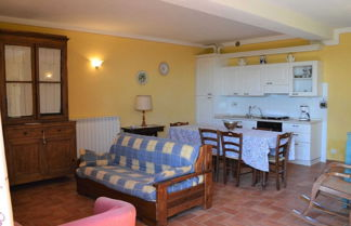 Foto 2 - Cozy Apartment Near Asciano With Shared Swimming Pool