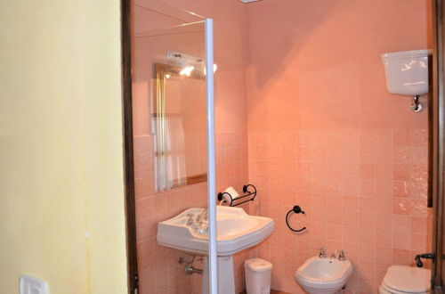 Foto 15 - Cozy Apartment Near Asciano With Shared Swimming Pool