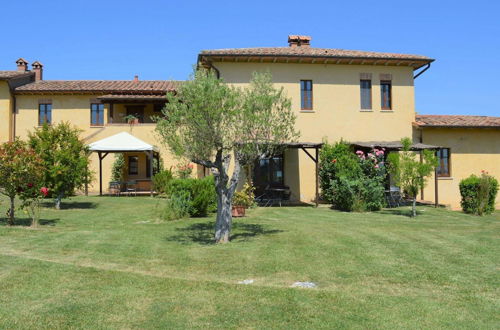 Photo 24 - Cozy Apartment Near Asciano With Shared Swimming Pool