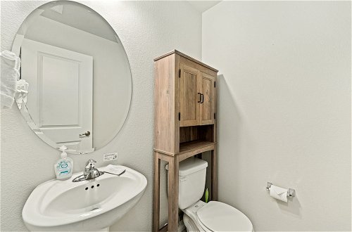 Photo 15 - First Class Stylish Townhome Near Old Town