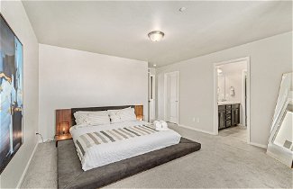 Photo 3 - First Class Stylish Townhome Near Old Town