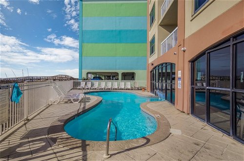 Foto 34 - Beachfront Condo With Indoor and Outdoor Pool